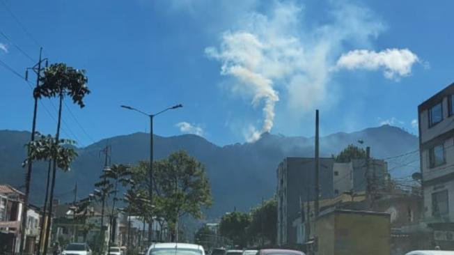 Incendio en cerros de Bogotá EN VIVO: humo cubre Circunvalar; así avanza la emergencia