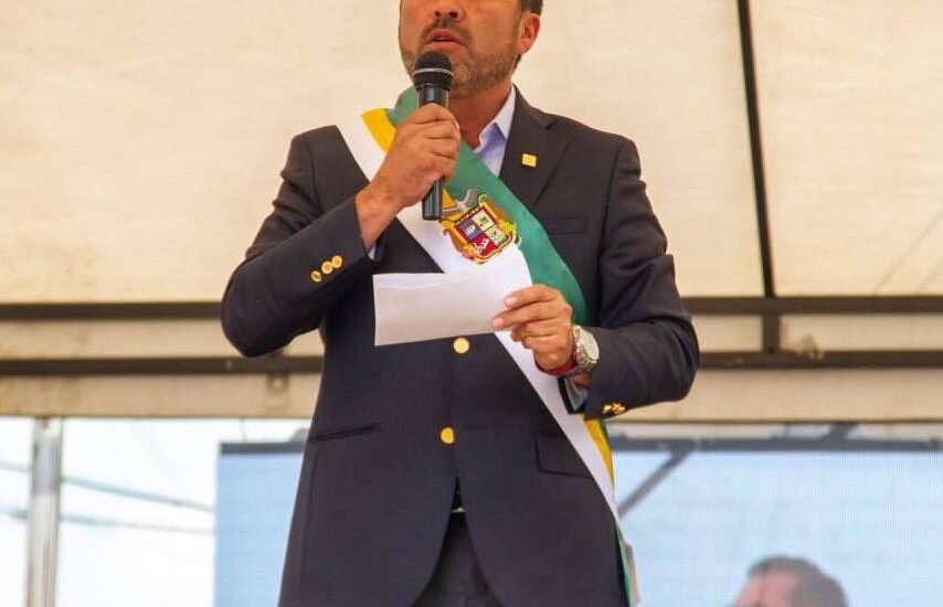 El hoy eficiente alcalde de Madrid. “Carlos Alberto Chávez Moya”. un multifacético, que además estudia, para prepararse más y es hoy un grande reto, para que Madrid tenga otra cara para dejar huella para la historia